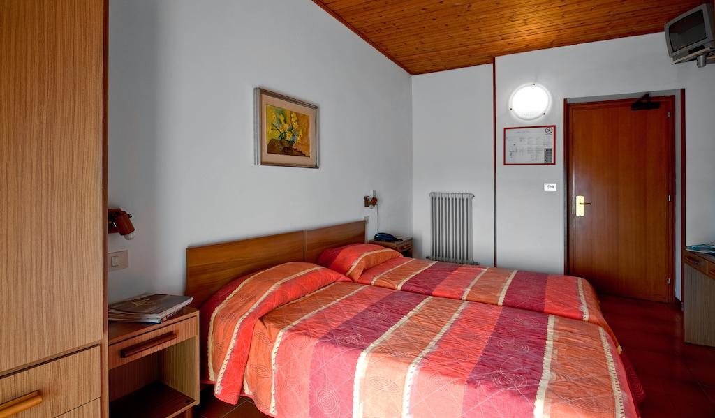 Albergo Villa Mimosa Torbole Sul Garda Стая снимка